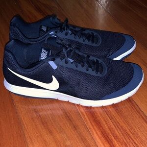 Nike navy men’s Mesh Sneakers with White Swoosh size 11.5